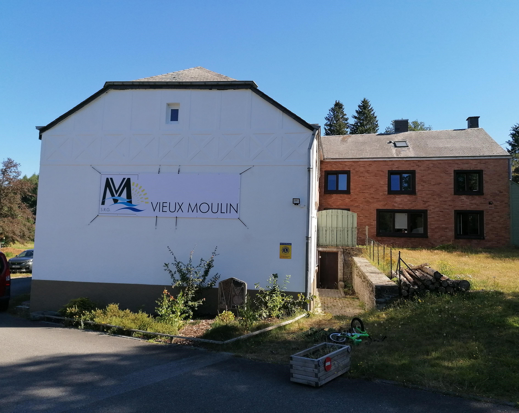 Bâtiment du Vieux Moulin avec leur enseigne