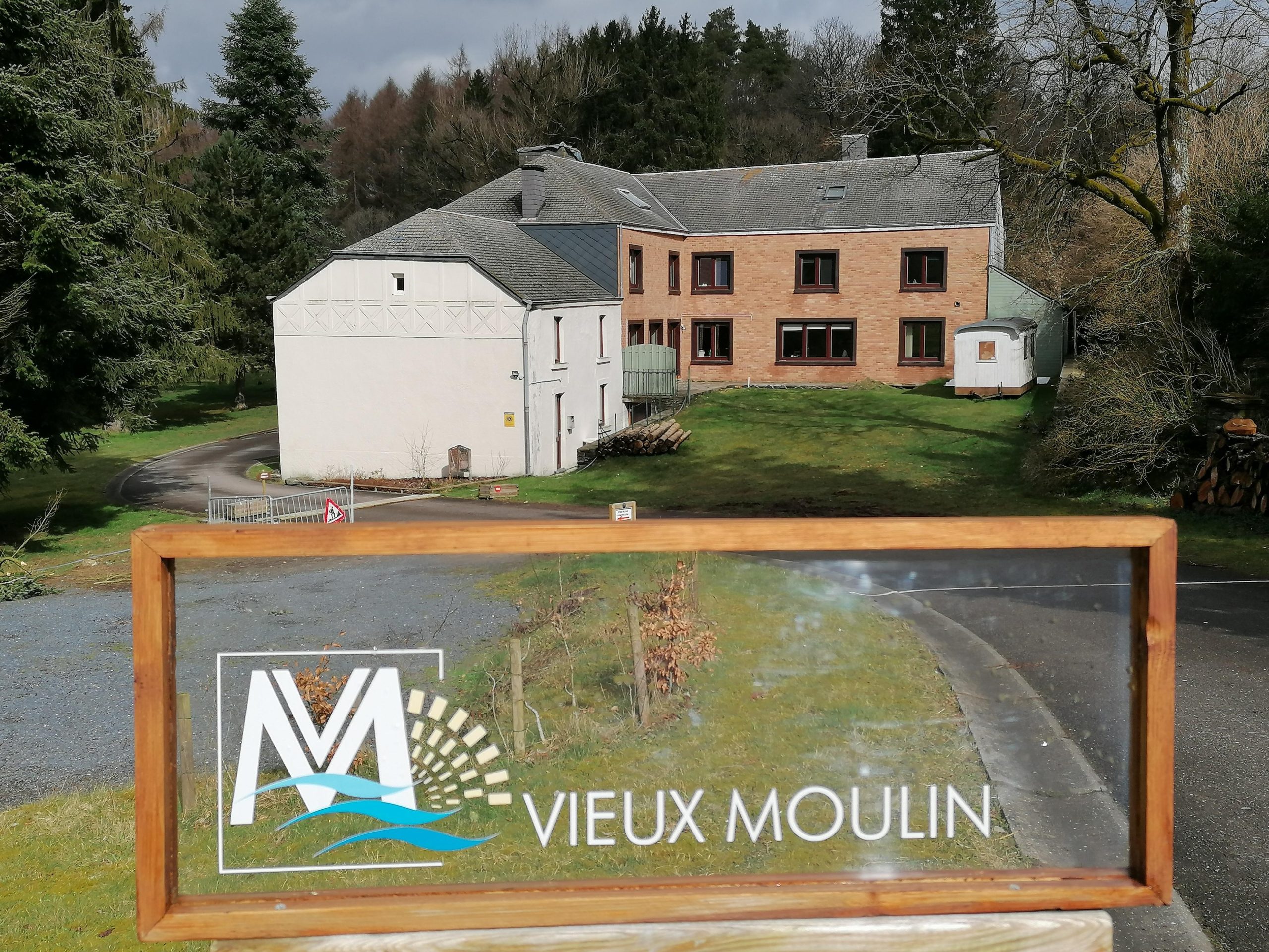 Image du vieux moulin avec leur enseigne. Ce qui signifie le Vieux Moulin en tant qu'ASBL