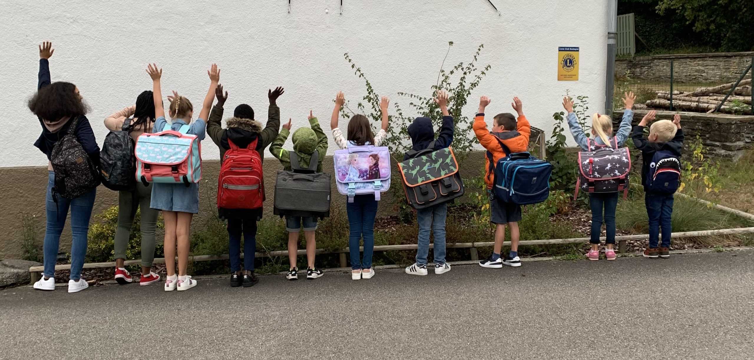 Photo des enfants avec leur sac d'école