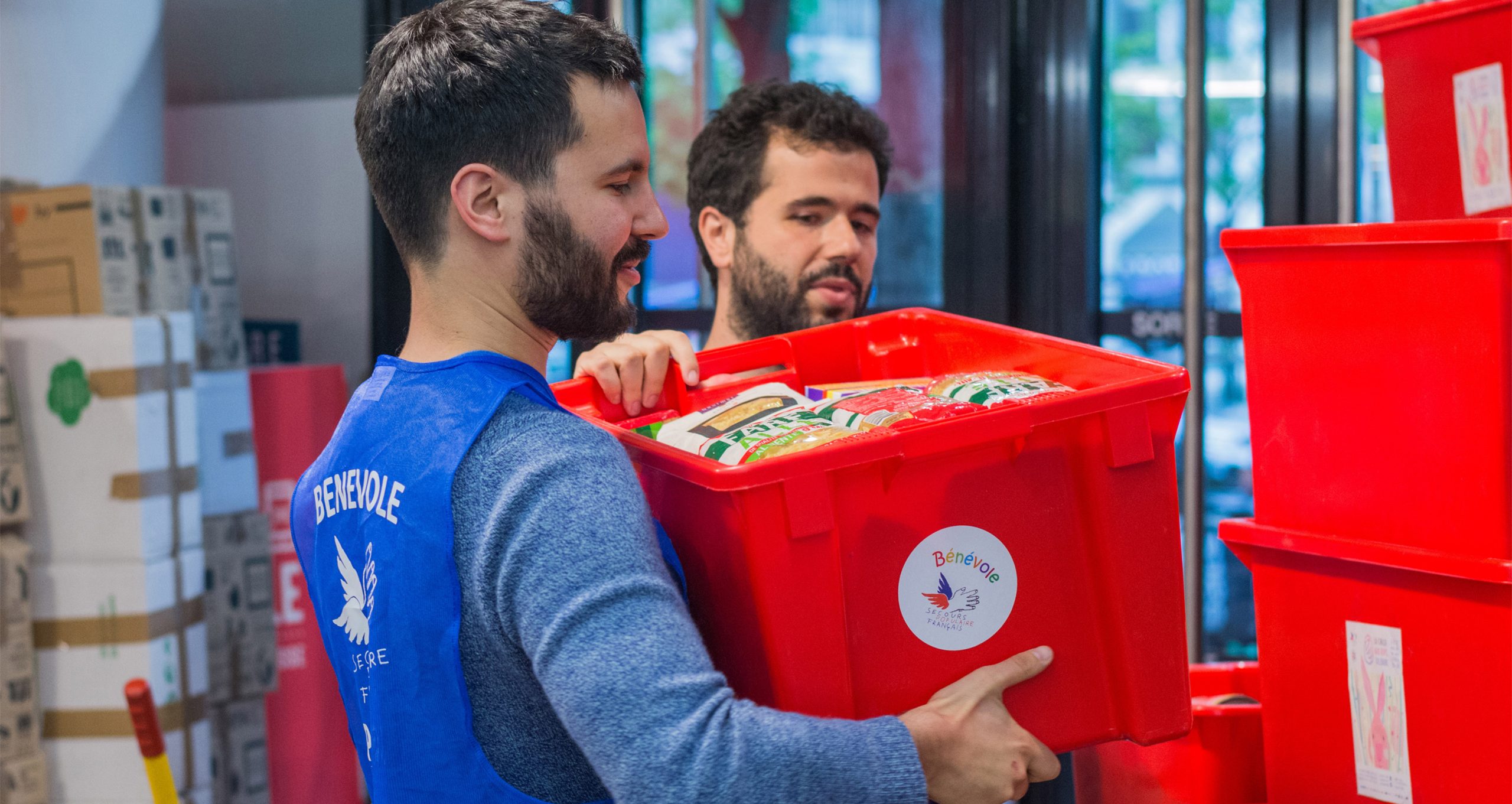 Image de personnes donnant des boîtes de matériel