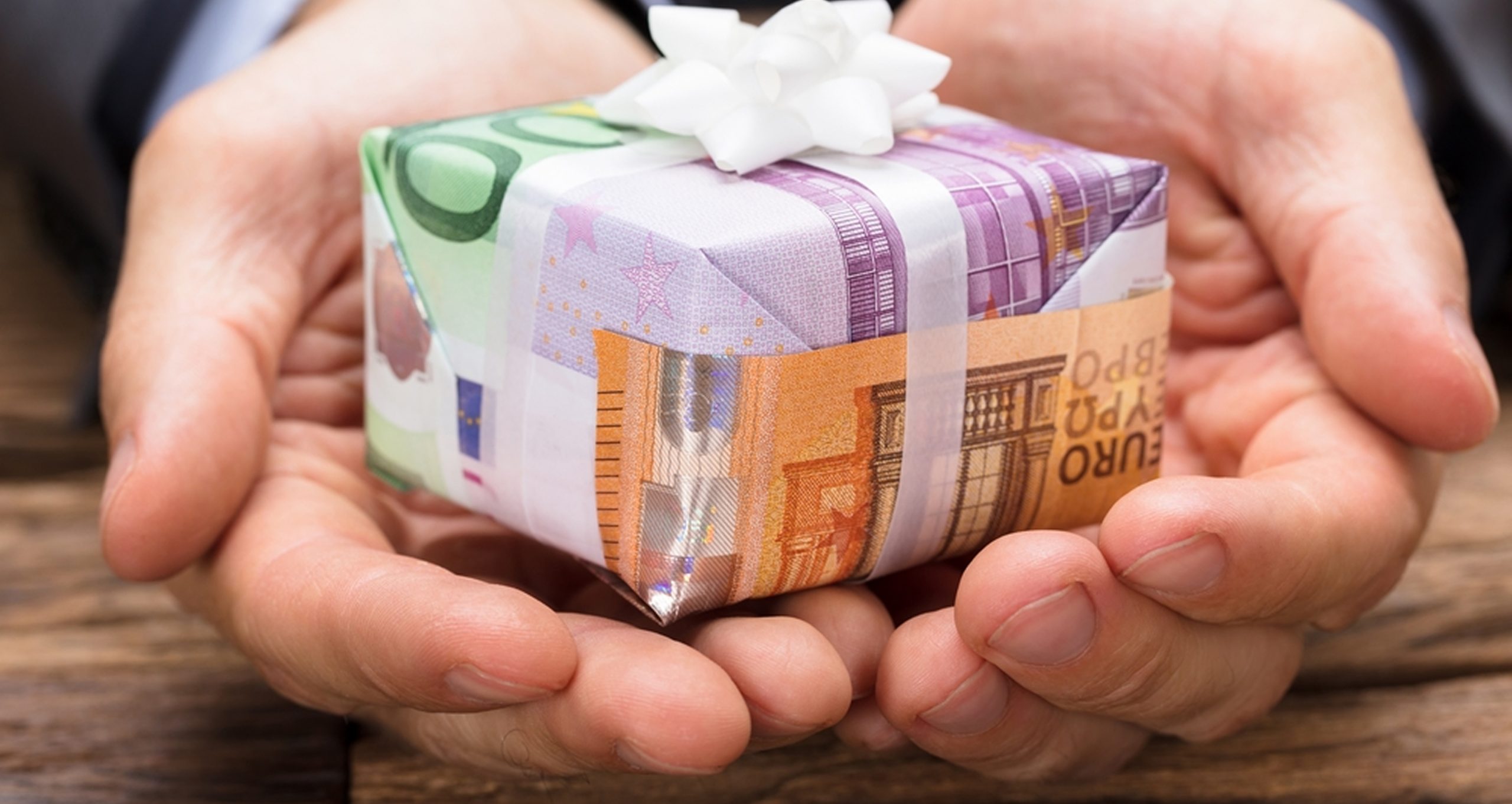 Image représentant un cadeau emballé avec de l'argent