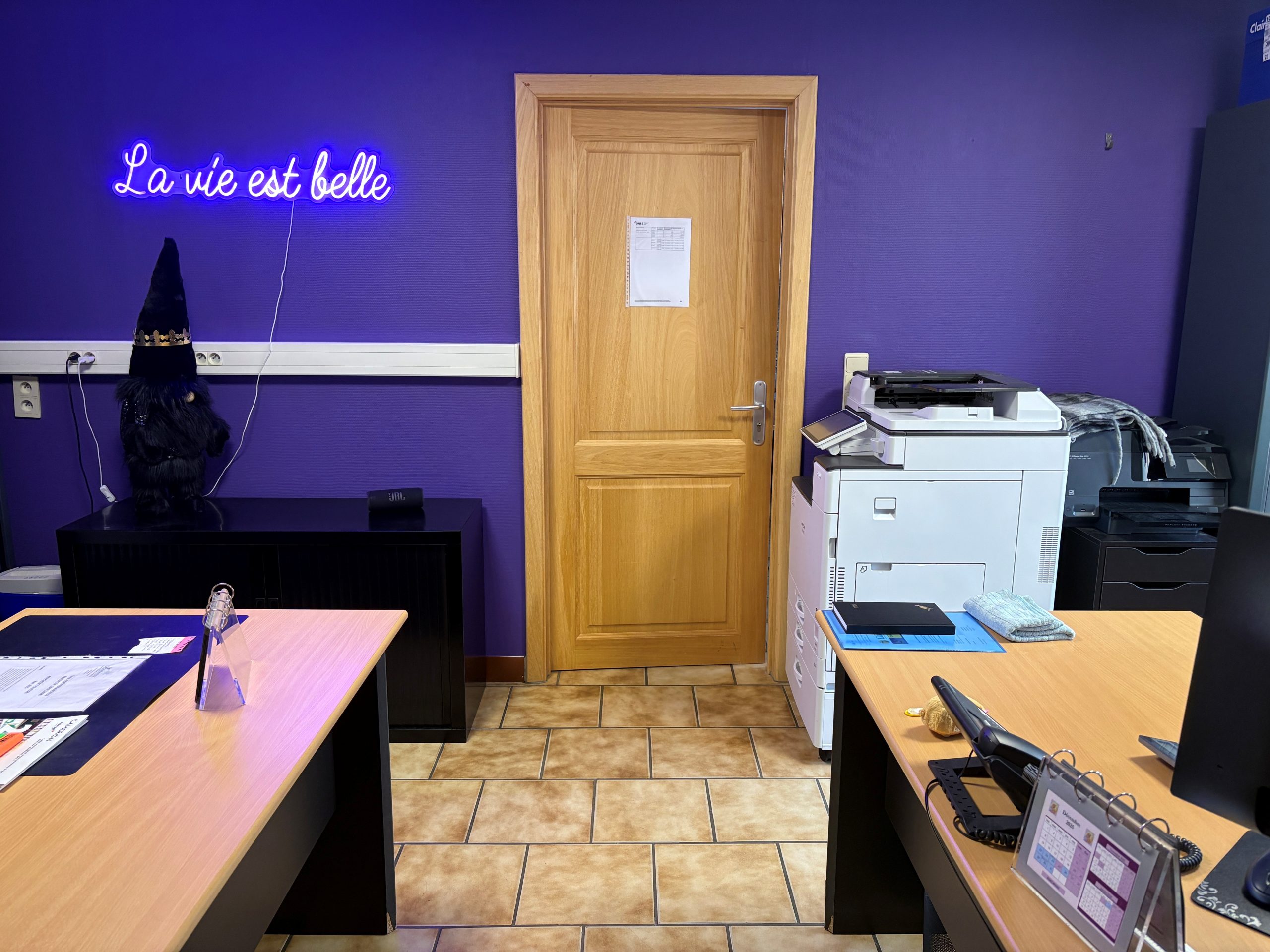 Pièce avec plusieurs bureaux disposés