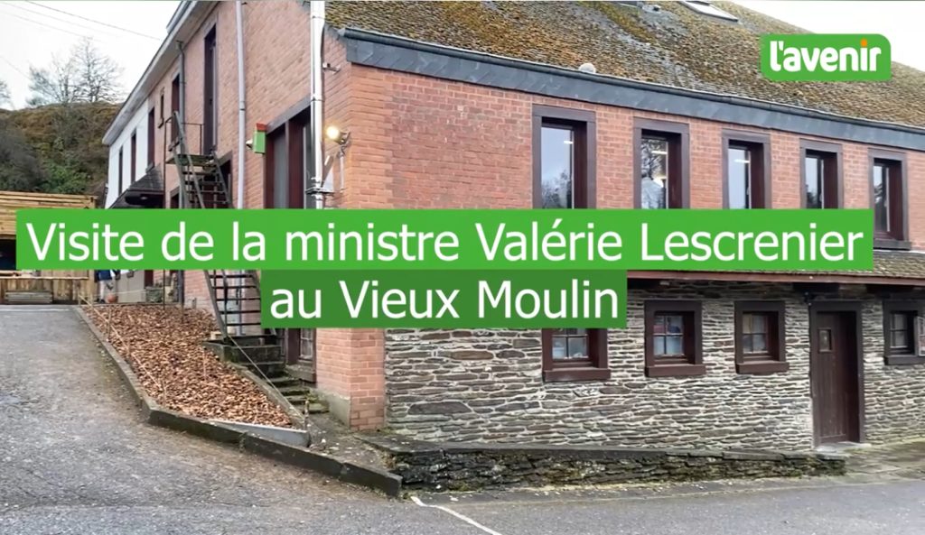 Image du Vieux Moulin avec le texte : "Visite de la ministre Valérie Lescrenier au Vieux Moulin". C'est tiré d'une vidéo provenant de L'Avenir