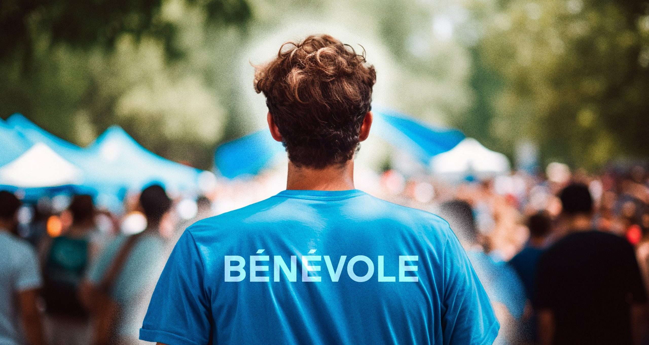 Image d'une personne de dos avec écrit "Bénévole" dans son dos